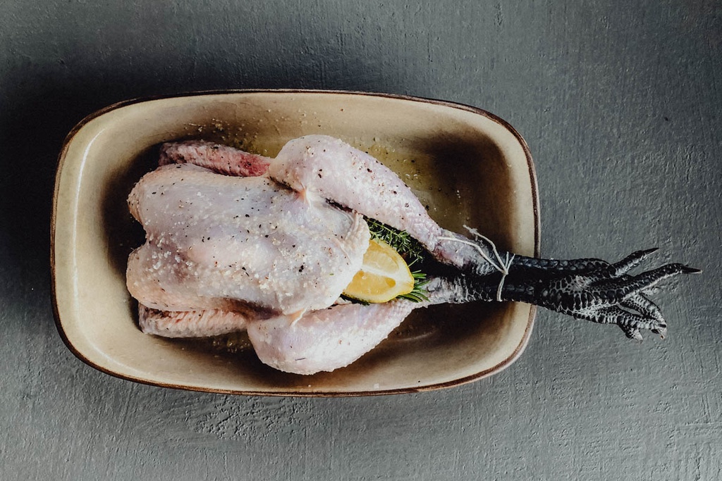 BLACK FOOTED WHOLE CHICKEN -POULET ENTIER PATTE NOIRE