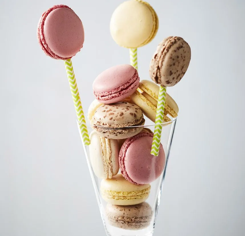 ASSORTMENT OF HANDMADE RECIPE MACARONS, 14 G - 35 PCS ASSORTIMENT DE MACARONS, 14 G - 35 PCS